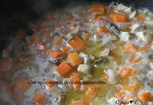 1. Этап. Курица с грибами и маслинами: Влейте вино, доведите до кипения, дайте выпариться спирту, затем влейте бульон, добавьте мелко нарезанный чеснок.