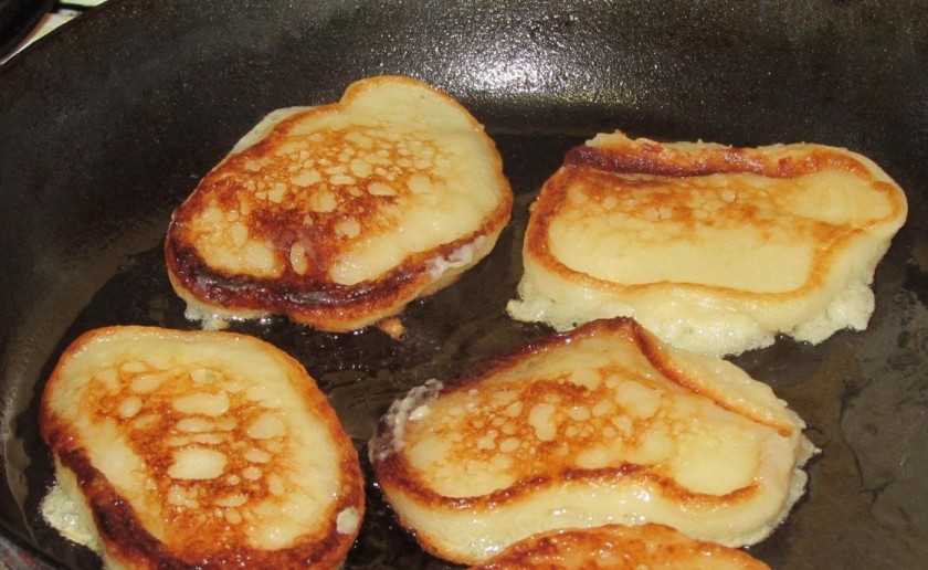 1. Этап. Оладьи на дрожжах и кефире: 10. Через полчаса ставлю на огонь сковороду, вливаю подсолнечное масло, разогреваю. Ложкой выкладываю на разогретую поверхность тесто, обжариваю оладьи с двух сторон до румяной корочки.