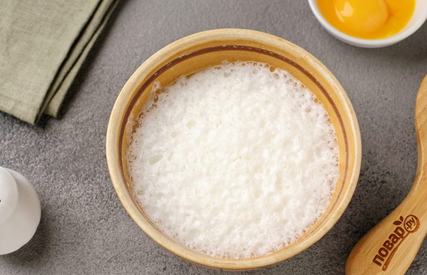 1. Этап. Белковый омлет на пару: Влейте молоко и взбейте всё вместе ещё раз.