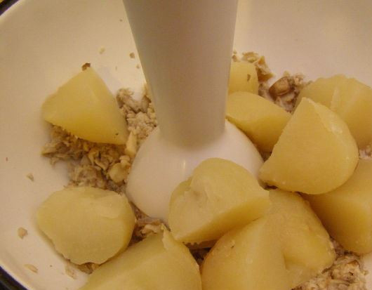 1. Этап. Фрикадельки грибные: Добавить картофель, перемолоть и его.