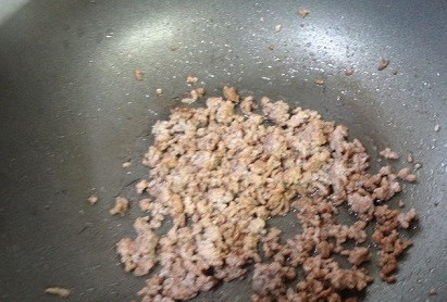 1. Этап. Биточки из баклажанов: Фарш также обжариваем на сковороде до полной готовности.