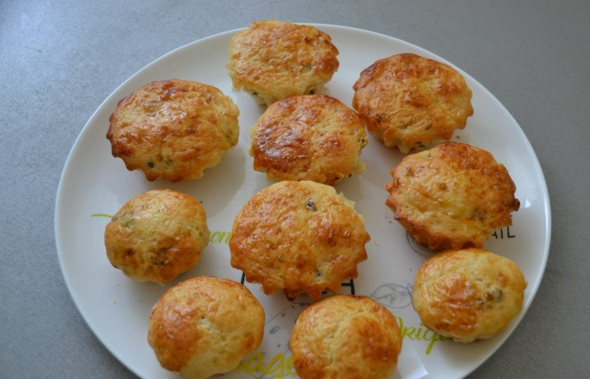 1. Этап. Кекс Майский: Кексы остудите, затем извлеките из формочек.