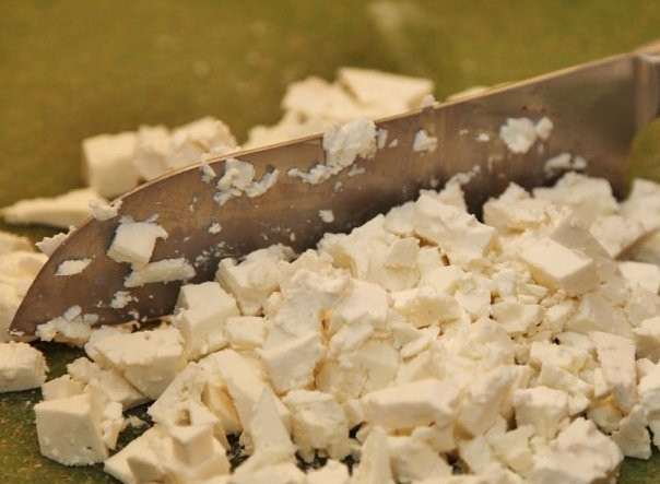 1. Этап. Греческий салат с семгой: Нарезать фету кубиками.