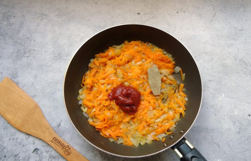 1. Этап. Минтай под маринадом из моркови и лука: Добавьте томатную пасту, лавровый лист, соль, сахар и молотый черный перец.