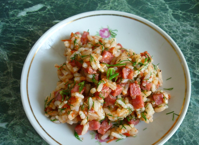 1. Этап. Омлет с рисом: Обжариваем в течение минуты и перекладываем на тарелку.