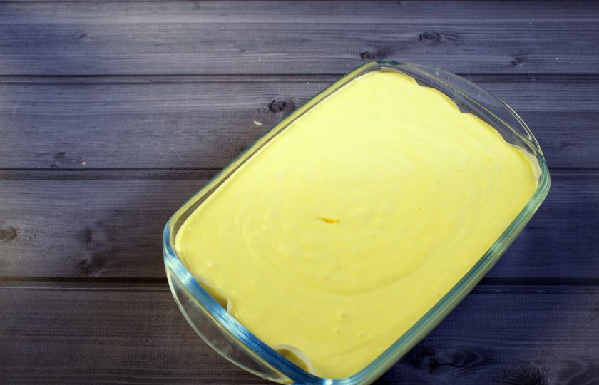 1. Этап. Ароматный лимонный чизкейк: Соедините яичную массу с творожной, перемешайте лопаткой. Вылейте массу в форму для запекания. Поставьте запекать в духовку при 160 °C на 1 час.