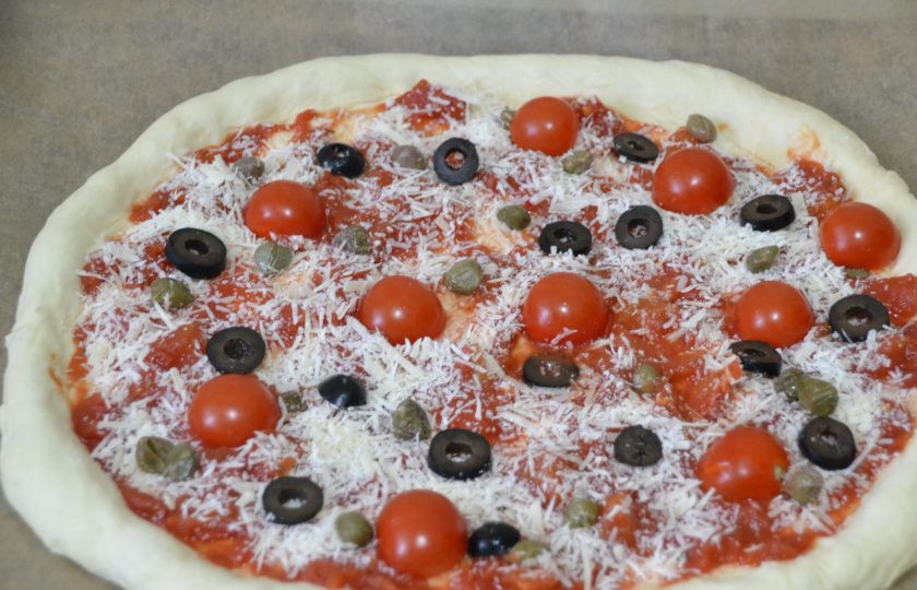 1. Этап. Пицца Пикантная: Добавьте на пиццу каперсы, оливки или маслины, выложите половинки помидорчиков 