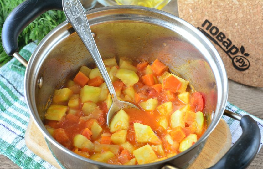 1. Этап. Кабачки с помидорами и морковью на зиму: Тушите овощи помешивая около 20-25 минут. Влейте уксус, перемешайте. Дайте закипеть и снимите с огня.