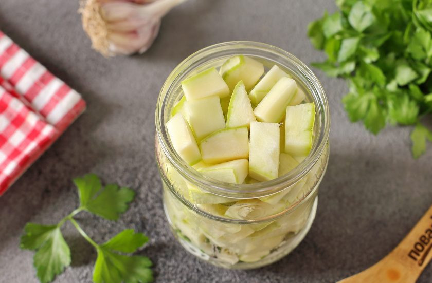 Маринованные кабачки с куркумой на зиму 1. Этап. Маринованные кабачки с куркумой на зиму: Затем максимально плотно выложите нарезанные кабачки.