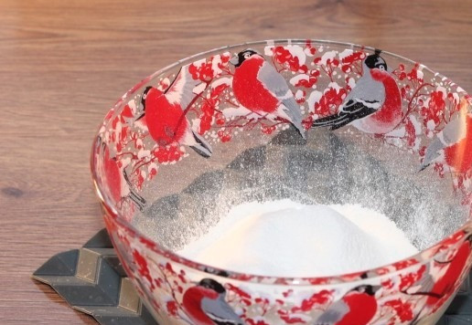 1. Этап. По мотивам кребли или вергуны: 2. Часть муки (2/3 ч.) смешать с содой и просеять.