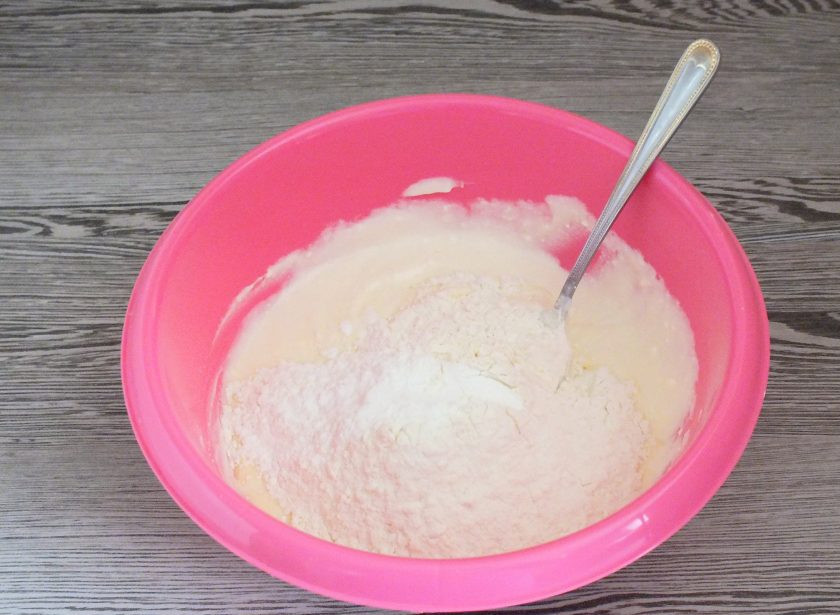 1. Этап. Печенье из творога со сгущенкой: Добавьте разрыхлитель, муку. Сначала 2/3 от указанного количества.