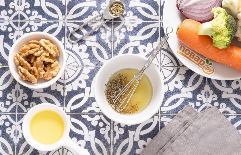 1. Этап. Салат из моркови, брокколи и цветной капусты: Для заправки смешайте оливковое масло с лимонным соком. Добавьте орегано, черный молотый перец и соль.