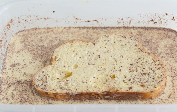 1. Этап. Французские тосты с карамелизированными бананами: 3. После переверните и подержите еще 30 секунд. На сковороде тем временем растопите сливочное масло.