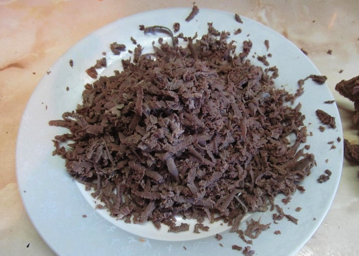 1. Этап. Салат с говяжьим сердцем: Поставьте воду на плиту, отварите сердце до готовности. В воду добавьте соль и (по желанию) специи. Варка займёт около двух-трёх часов. Затем остудите мясо, натрите его на крупной тёрке. Натирается оно довольно легко. Также поставьте отвариваться яйца вкрутую.