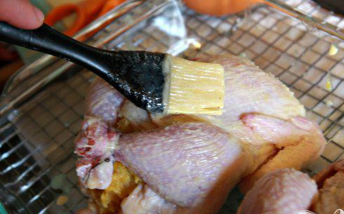 1. Этап. Курица, фаршированная бананами: 5. Смазать снаружи ромовой смесью и запекать курицу в духовке от 45 минут до 1 часа, периодически поливая ромовой глазурью. Если курица коричневеет слишком быстро, накройте ее алюминиевой фольгой.