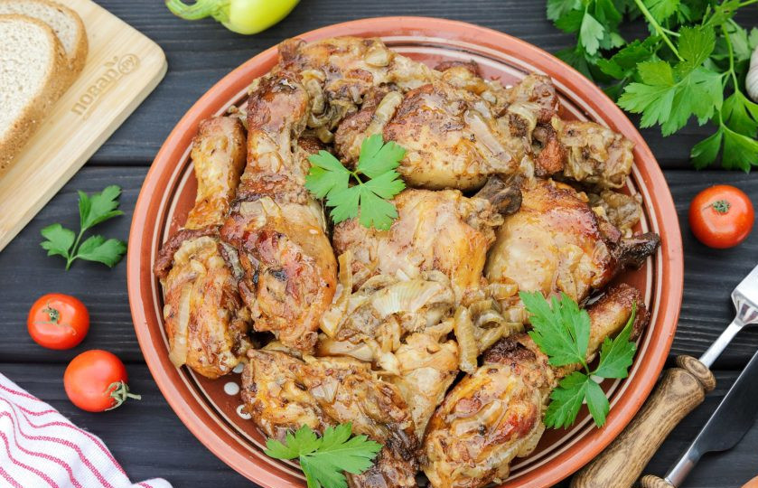 1. Этап. Куриные окорочка в казане на костре: Переложите томлёное мясо на тарелку и сразу подавайте к столу. В качестве гарнира идеально подойдёт запечённый картофель или свежие овощи. Можно подать самостоятельно с различными соусами. Приятного аппетита!