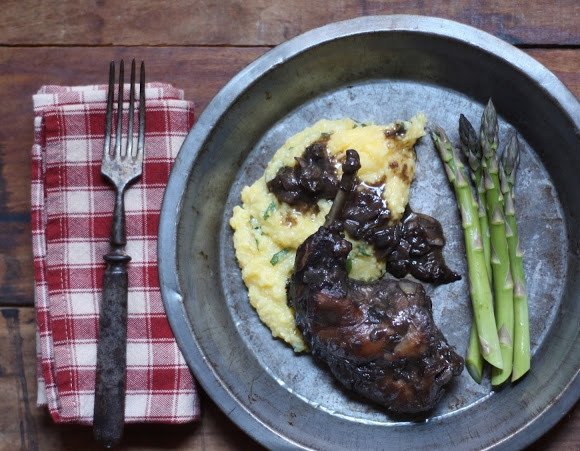 1. Этап. Кролик в красном вине: 4. А теперь достаем, по кусочку выкладываем на тарелку — и подаем! Я в качестве гарнира использовала картошку пюре. Вкусно!