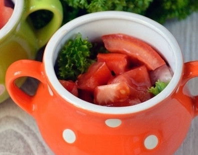 1. Этап. Свинина в горшочке: Дальше на мясо кладем чистые веточки петрушки и дольки помидоров.