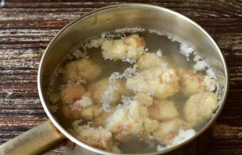 1. Этап. Чешские галушки: В ковшике или кастрюле доведите до кипения воду. Выложите галушки. Варите их в течение 1-2 минут.