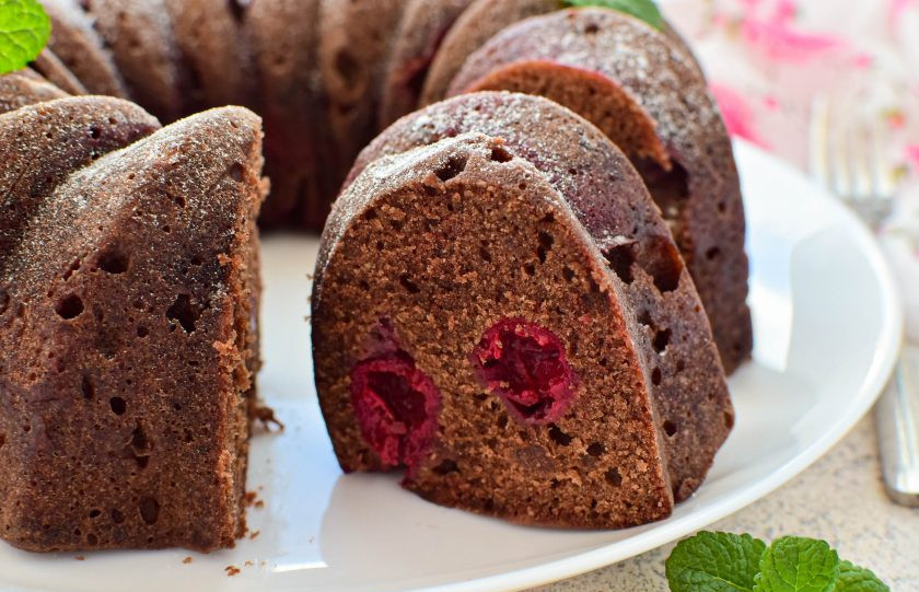 1. Этап. Кекс с вишней в микроволновке: Готовый кекс можно посыпать сахарной пудрой. Приятного угощения!