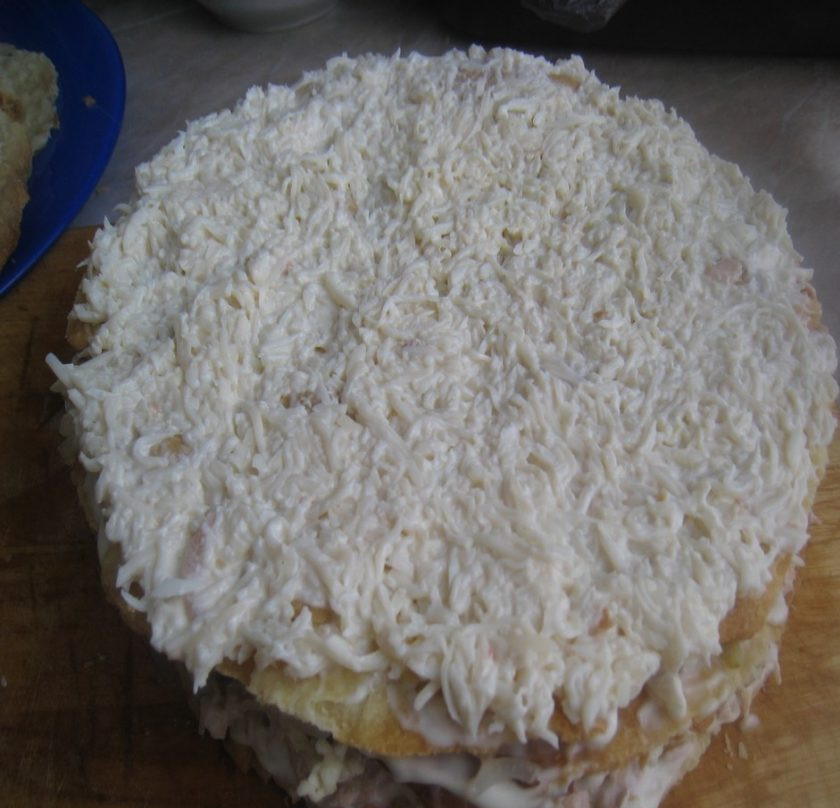 1. Этап. Закусочный торт без выпечки: 7. Следующий слой — отварные натертые яйца и следующий слой — плавленый сыр.