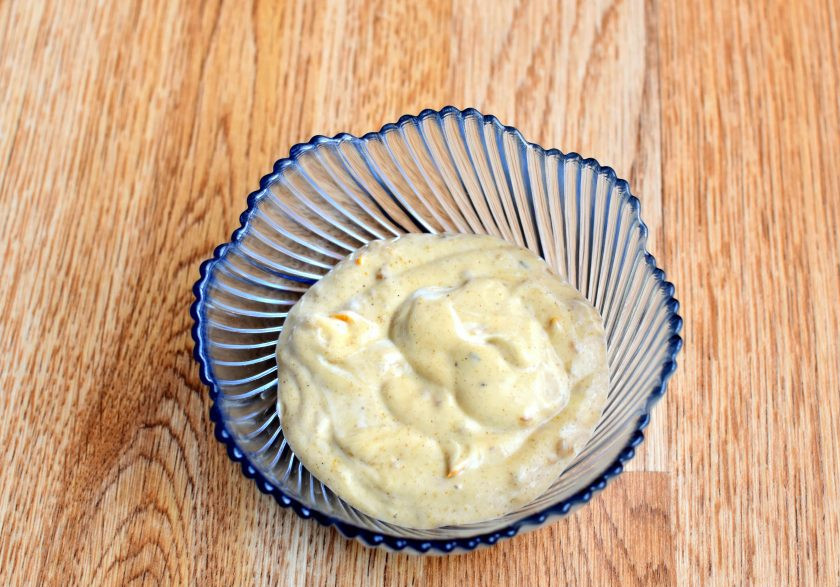 1. Этап. Майонезный соус: Апельсиновый соус. Смешайте майонез со щепоткой тертой цедры апельсина и порошком карри.