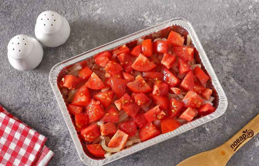 1. Этап. Горбуша с баклажанами: Затем выложите обжаренный лук и помидоры, нарезанные кубиками. Посолите слой и поперчите по вкусу.