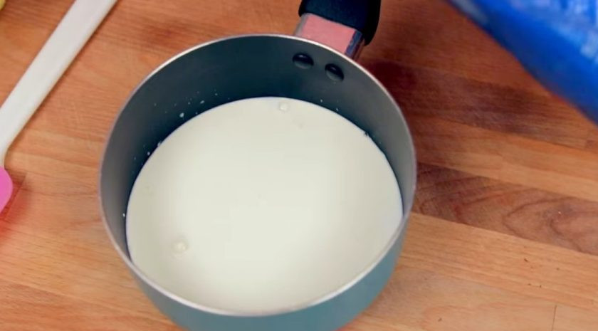 1. Этап. Домашний горячий шоколад: 2. После этого смешайте молоко со сливками и хорошо нагрейте, но не кипятите. По желанию можете добавить сахарную пудру.