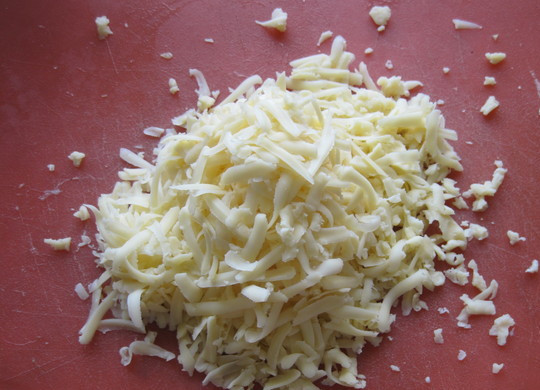 1. Этап. Курица в соусе Бешамель: 6. Сыр натереть на средней или крупной терке. Соус посолить по вкусу при желании и добавить щепотку белого перца.