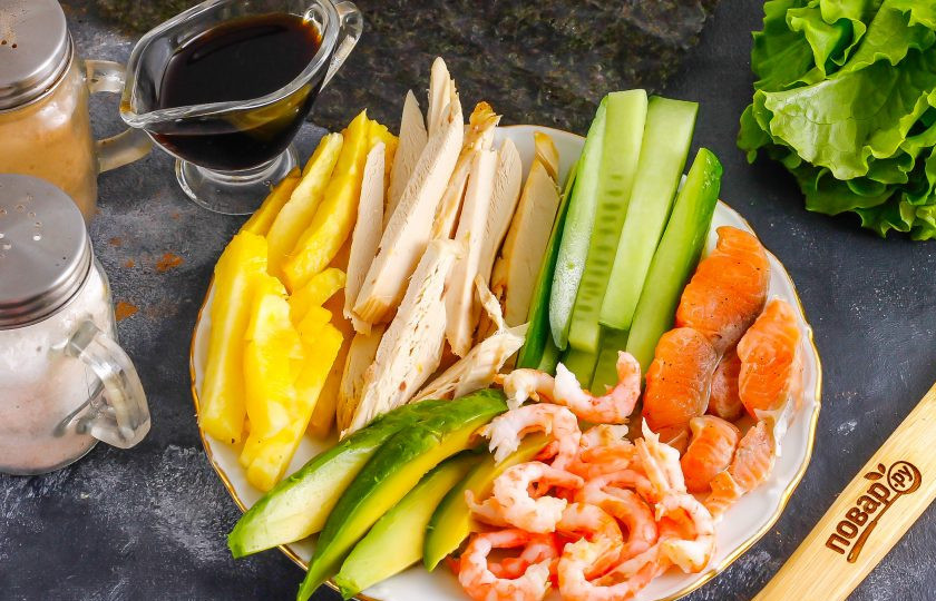 1. Этап. Начинки для суши: Выложите все начинки на тарелку, чтобы вам было удобнее их миксовать. Выкладывайте на отварной рис только вместе со сливочным сыром, чтобы суши и роллы получились сочными!