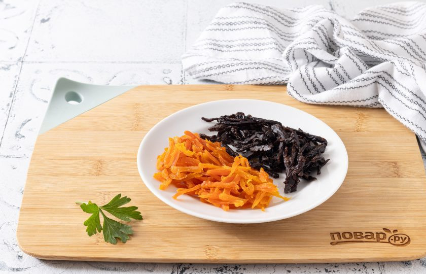 1. Этап. Салат Желание: Курагу и чернослив замочите в теплой воде, обсушите и мелко нарежьте.