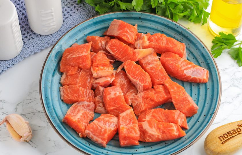 1. Этап. Жареный лосось с маком: Промойте мякоть в воде, обсушите бумажными салфетками и нарежьте порционными кубиками или брусочками.