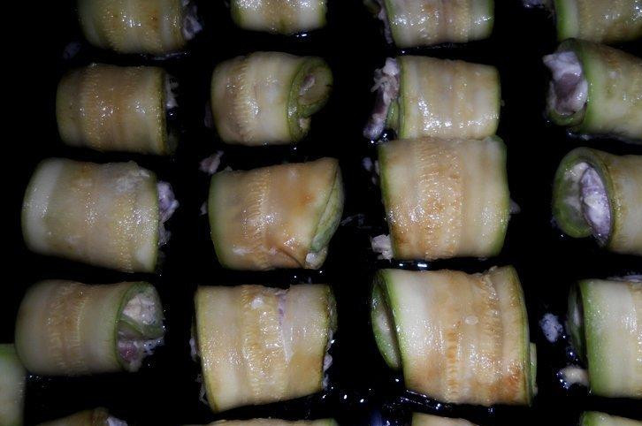 1. Этап. Рулетики из кабачков: Свернуть кабачки в рулетики и разлажить на смазанный маслом противень. Противень отправить в разогретую до 200 градусов духовку на 30 минут.
