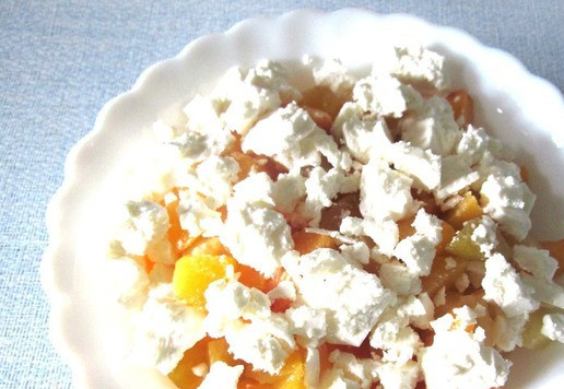 1. Этап. Фруктовый салат с брынзой и орехами: Выложить фруктовую смесь в салатницу. Сверху добавить брынзу.