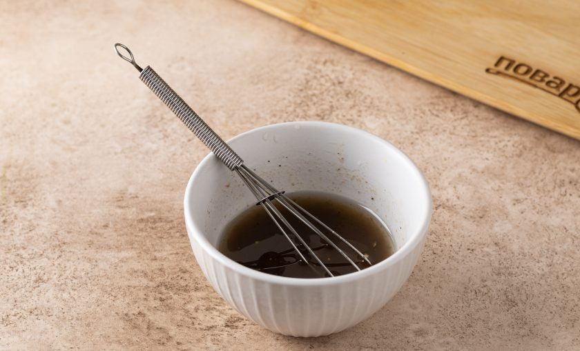 1. Этап. Запеченный красный лук Водяная лилия: Для маринада смешайте бальзамический уксус, оливковое масло, лимонный сок, сушёные итальянские травы, соль и чёрный молотый перец.