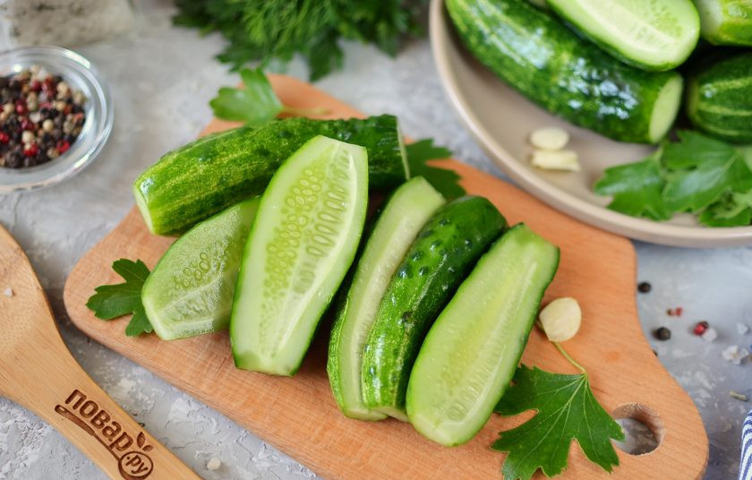 1. Этап. Малосольные огурчики с зеленью в пакете: Храните огурчики в пакете в холодильнике без зелени.