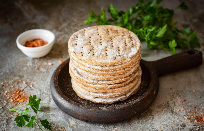 1. Этап. Ржаные лепёшки на кефире: Готовые ржаные лепешки можно сразу же подавать к столу.