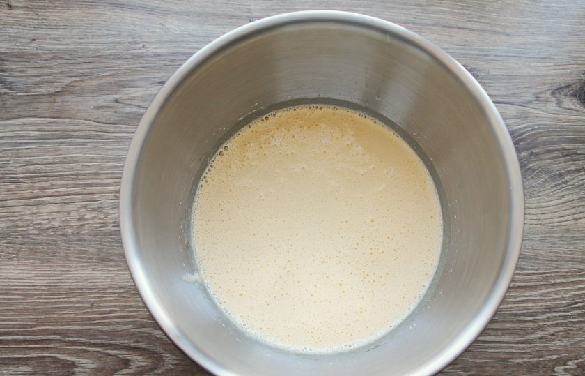 1. Этап. Янтарный торт: В чашу миксера разбейте яйца и взбивайте на средней скорости. Продолжая взбивать, постепенно добавляйте сахар. Взбивайте до светлой пены.