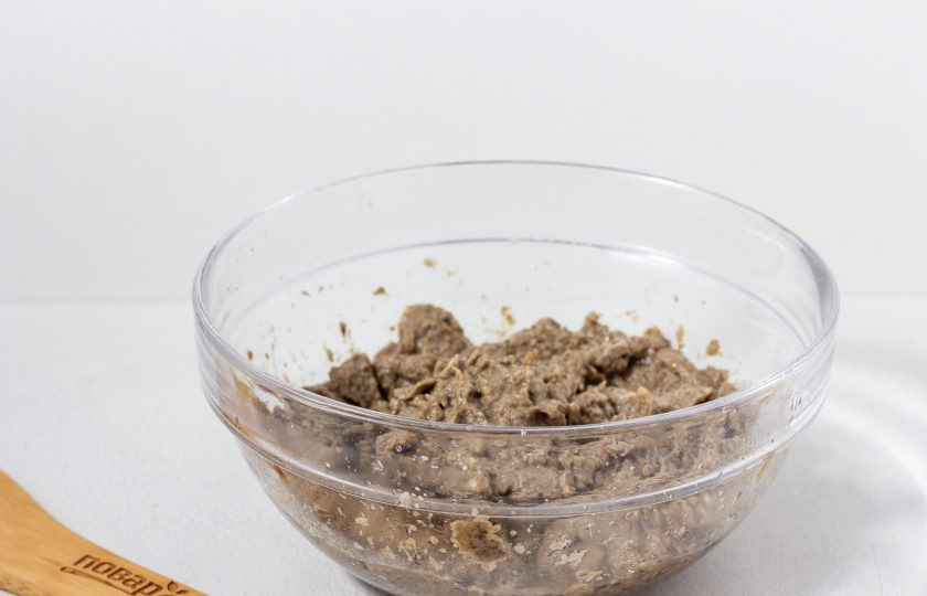 1. Этап. Торт из лаваша с грибами: Пробейте жареные овощи блендером в паштетную массу.