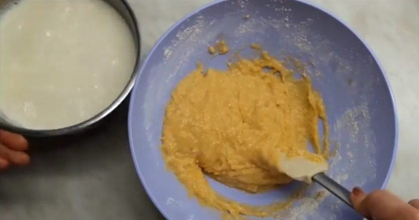 1. Этап. Бретонский фар: 1. В просеянную муку добавьте сахар и яйца, хорошо перемешайте с помощью лопатки до однородного состояния.