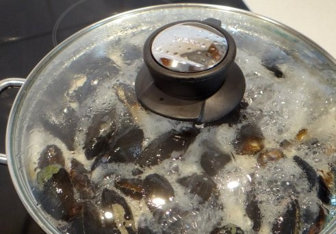 1. Этап. Cоус для мидий в створках: 5. Накройте крышкой и тушите на сильном огне около 5 минут.