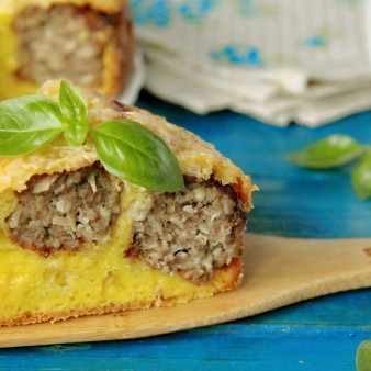 Пирог с фрикадельками под сырной корочкой