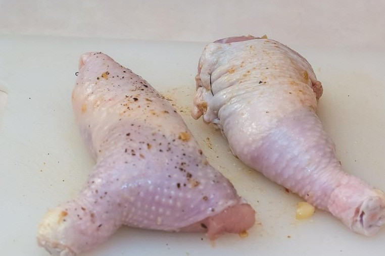 1. Этап. Фаршированные куриные окорочка в духовке: 5. Получаются вот такие аккуратные куриные ножки.