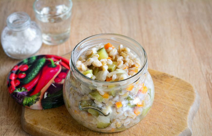 1. Этап. Салат с перловкой на зиму: Горячий готовый салат переложите в простерилизованную банку.