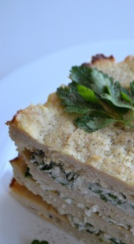 1. Этап. Курино-творожный торт: Украсить торт зеленью и чёрным перцем.