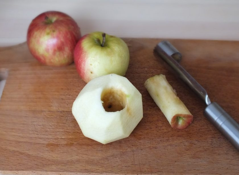 1. Этап. Яблочный джем с апельсинами: Яблоки почистите и удалите сердцевину.