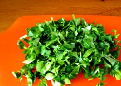 1. Этап. Салат Охотничий с колбасками: Зелень моем, подсушиваем и нарезаем.