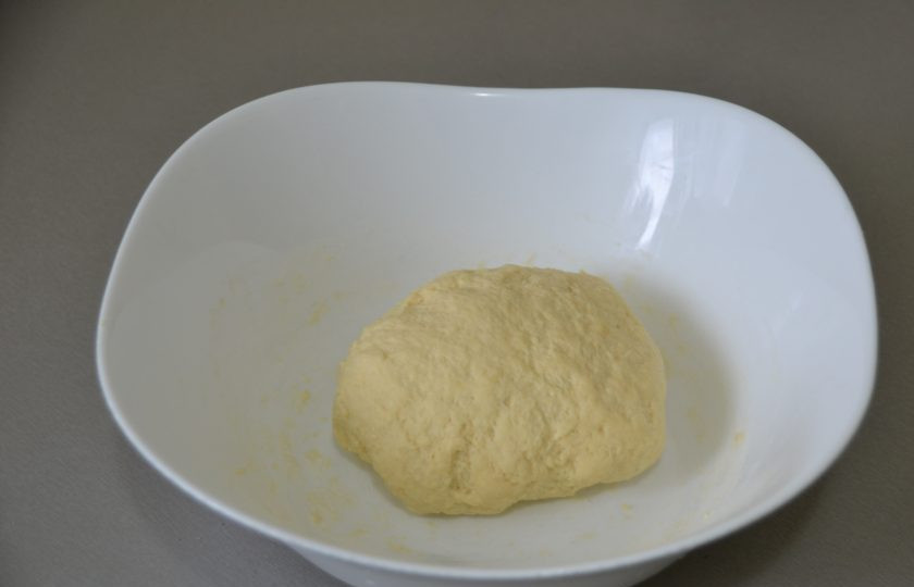 1. Этап. Пицца Примавера: Замесите тесто, затем накройте салфеткой или пищевой пленкой и оставьте для брожения на 2-3 часа. В процессе брожения сделайте несколько раз обминку по методу 