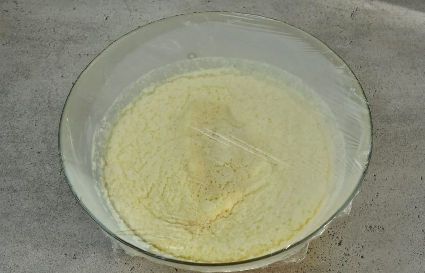 1. Этап. Александрийское тесто для куличей: Через 8-10 часов под маслянистым слоем опары будет проходить процесс брожения. На данном этапе можно продолжить процесс замеса теста.