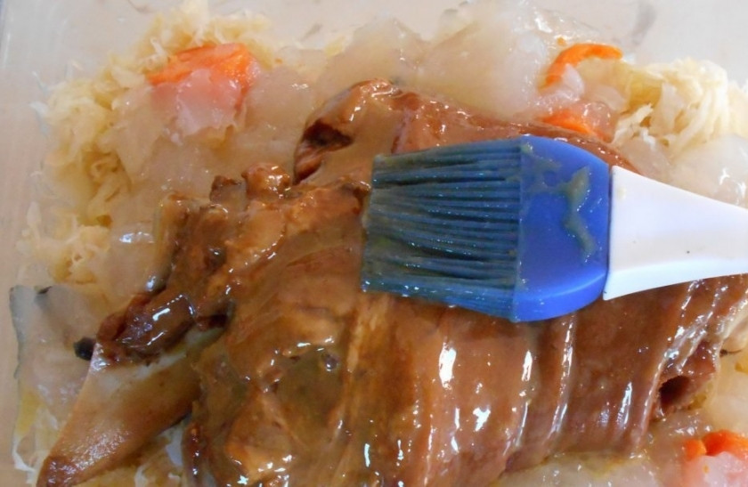 1. Этап. Свиная ножка по-баварски: 7. Наливаем бульон, в котором варилась нога, укладываем последнюю на капусту, смазываем ее горчицей и медом. Отправляем в разогретый до 180-200 градусов духовой шкаф на 40-60 минут.